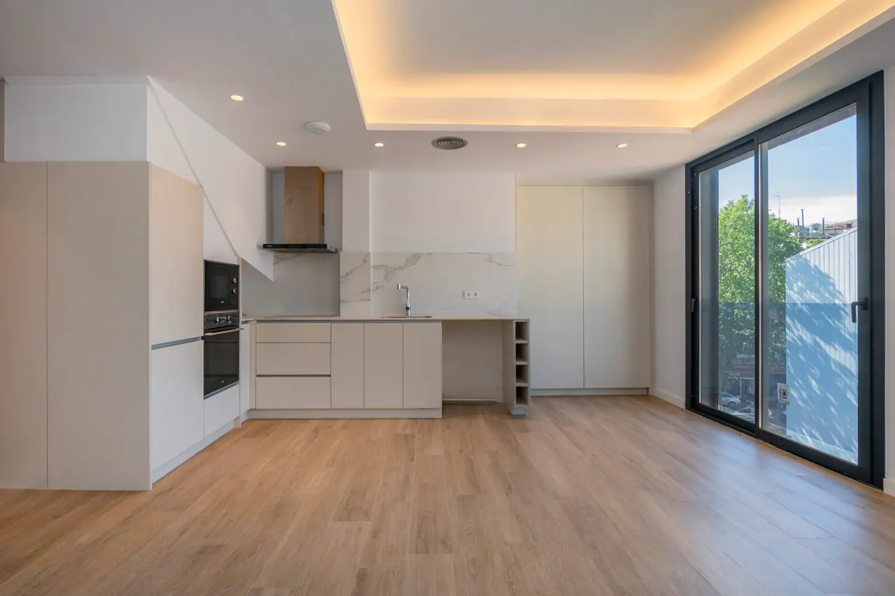 Salón con cocina abierta de una vivienda de la promoción en Gavà