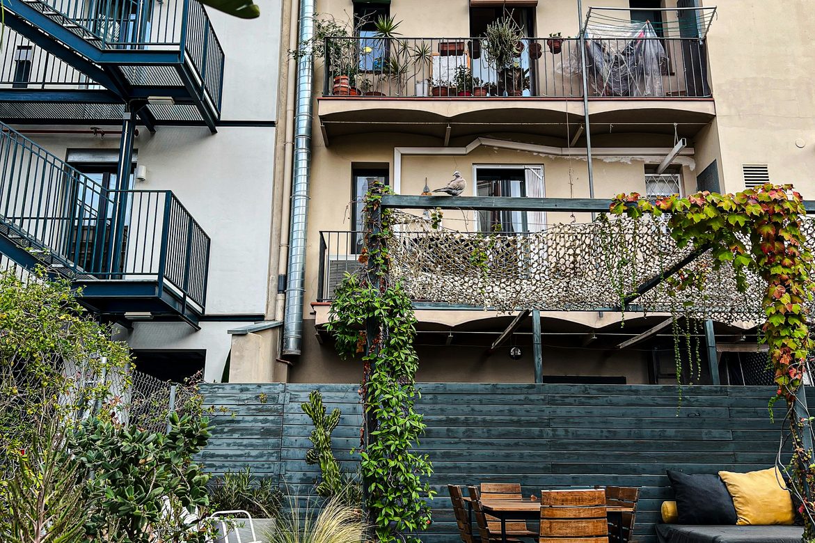 Patio de vivienda urbana en Barcelona para gestión de alquiler seguro