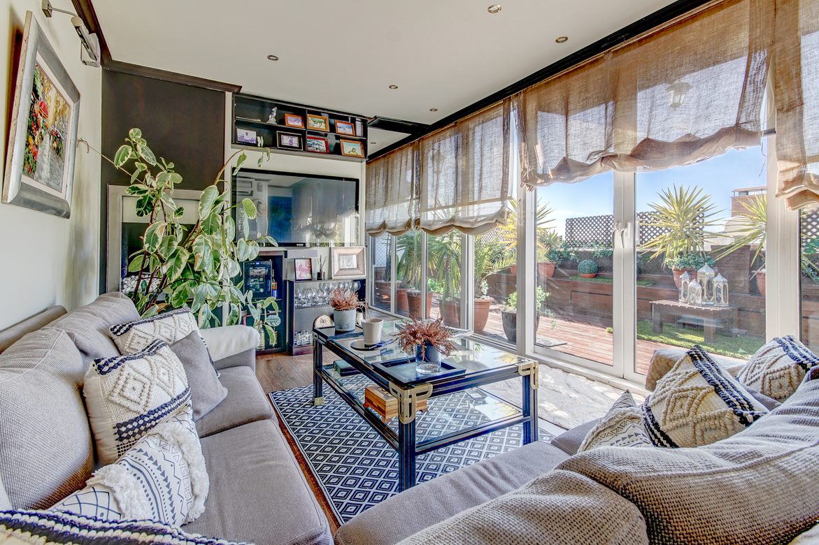 Salón luminoso con terraza en vivienda preparada para vender en Barcelona